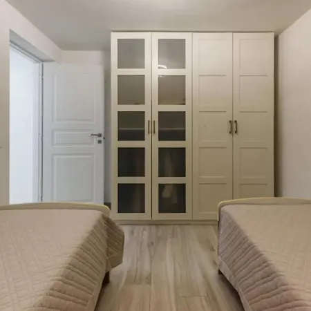 Accogliente Con Terrazza Lägenhet