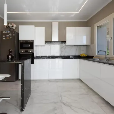 Accogliente Con Terrazza פורטה דיי מארמי